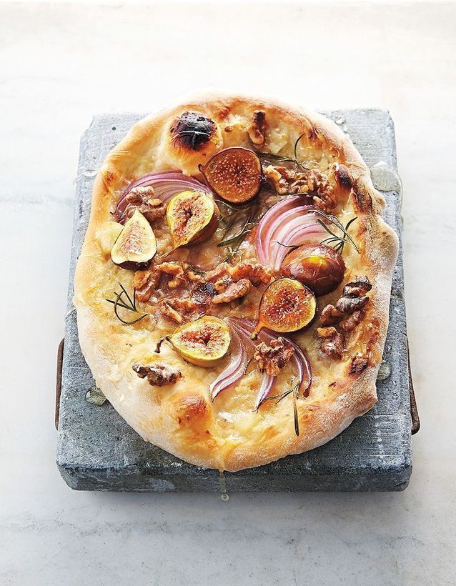 Pizza with figs, garlic cream and coconut
