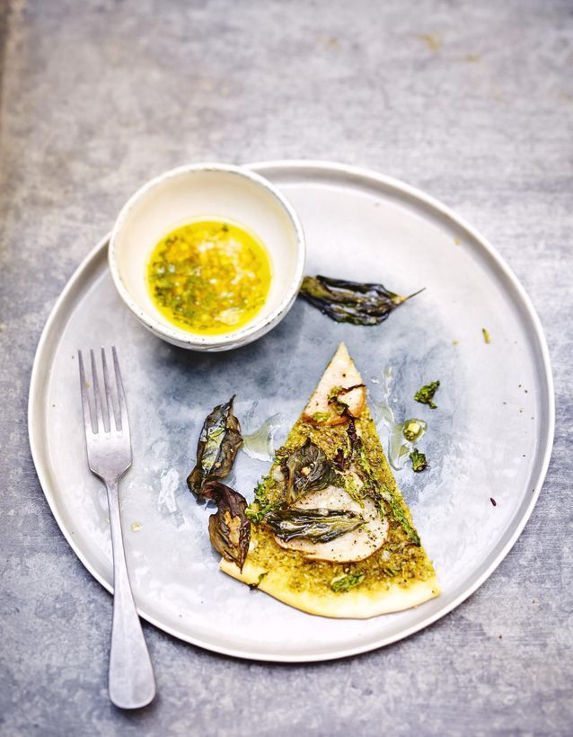 Pear-pesto pizza