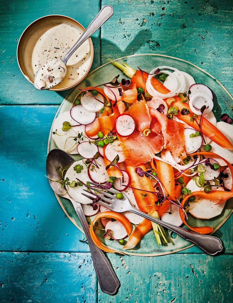 Garden-style carpaccio of spring vegetables, white sauce and smoked salmon

