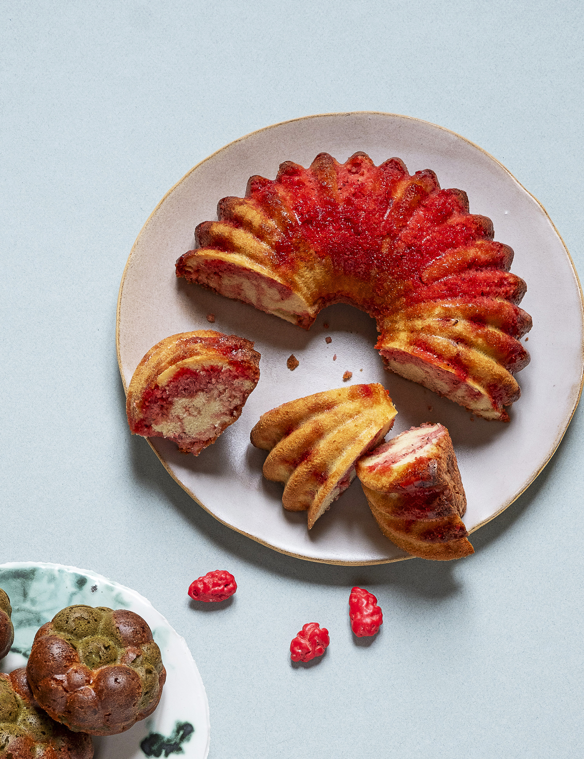 Marbled cake with pink pralines