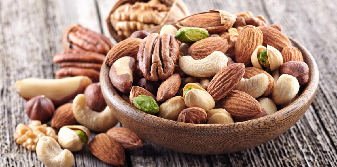 6 nuts poor in carbohydrates for your snacks