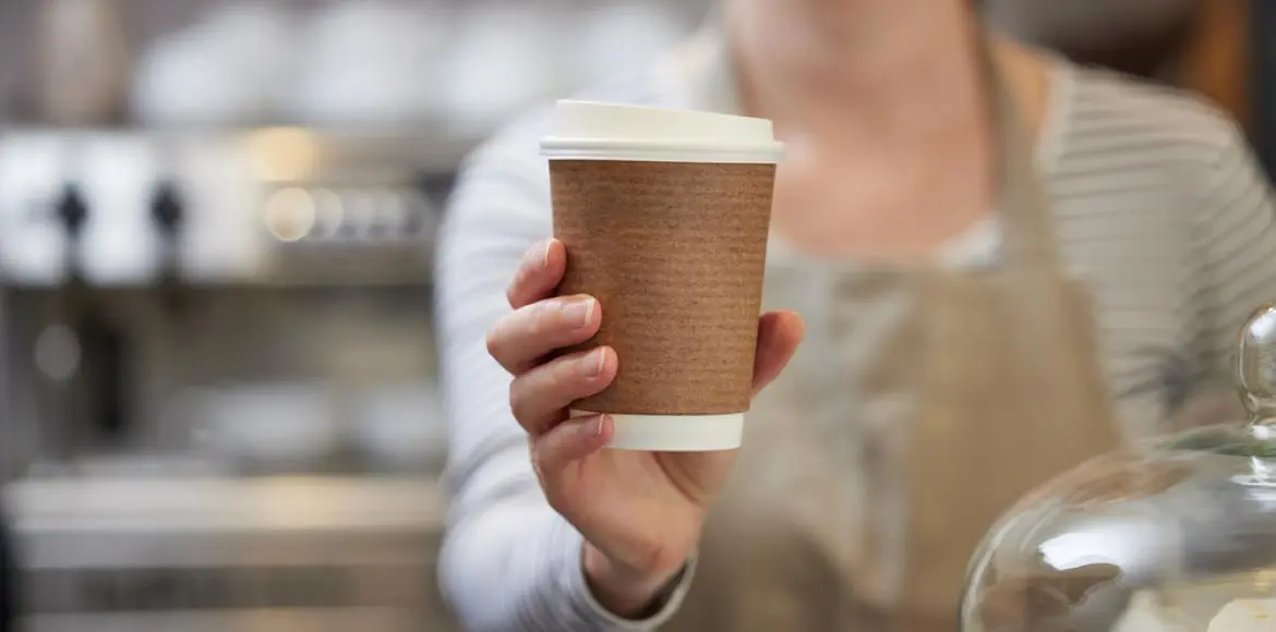 Takeaway coffee: cups release microplastics into your drink