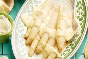 Asparagus with mousseline sauce