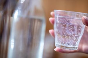 Mineral water rich in bicarbonates promotes acid-base balance