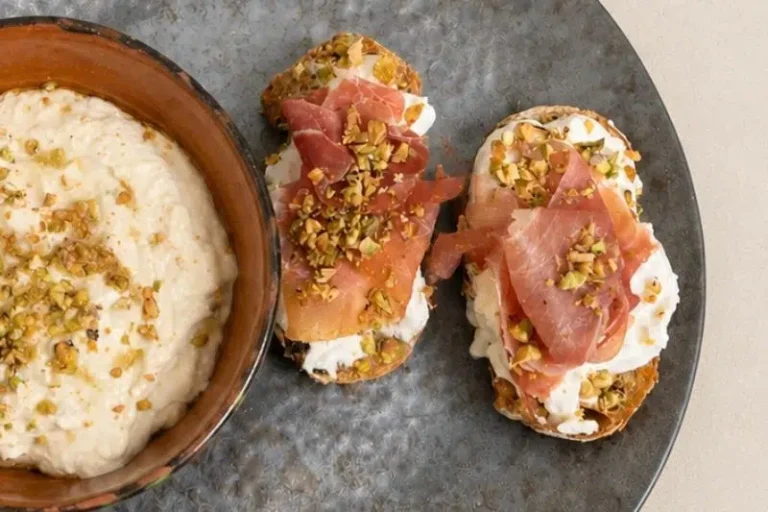 Hummus and pistachio bruschetta