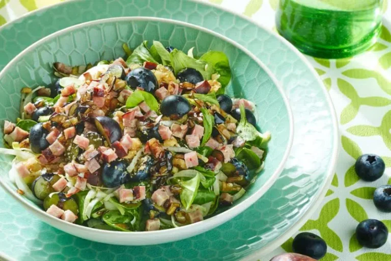 Salad with Montbéliard sausage and blueberries