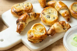Puff pastry with fresh cheese and sesame seeds