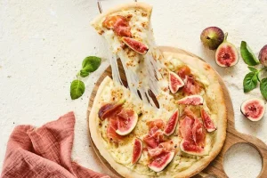 Fig and mozzarella pizza Fior di Latte