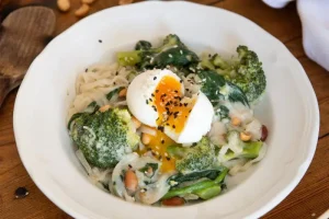 Rice noodles and broccoli