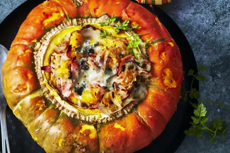 Turban stuffed with blue cheese, walnuts and bacon